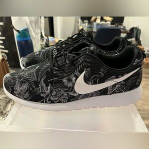 Nike Roshe Run Floral, Like New! Size 15